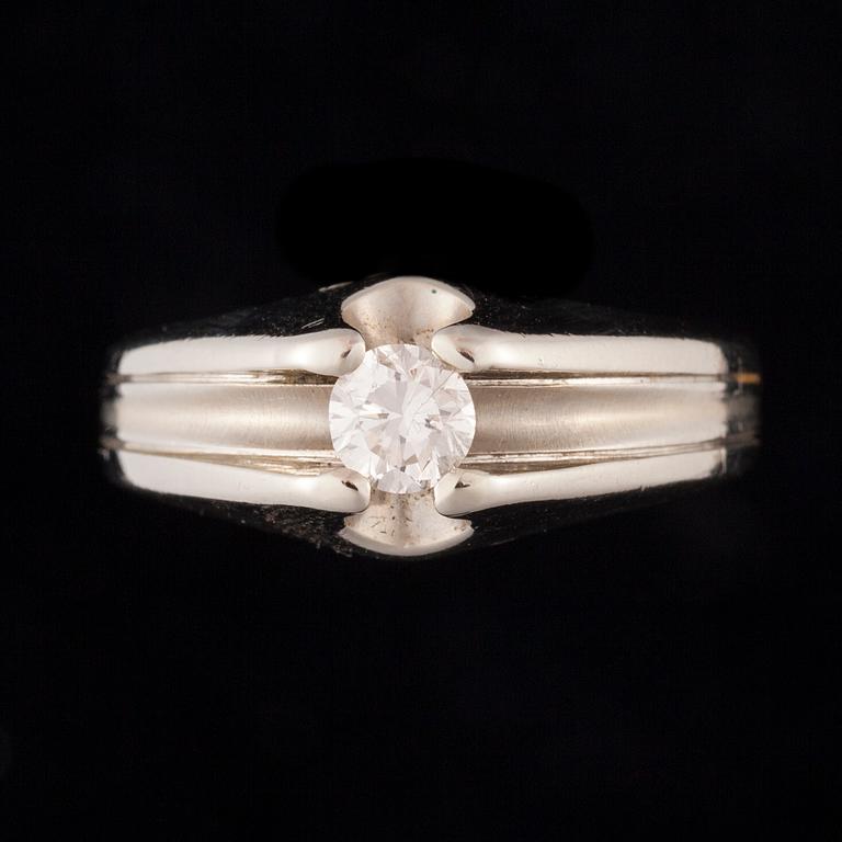 RING, 18K vitguld, briljantslipad diamant. Vikt ca 8,1 g.