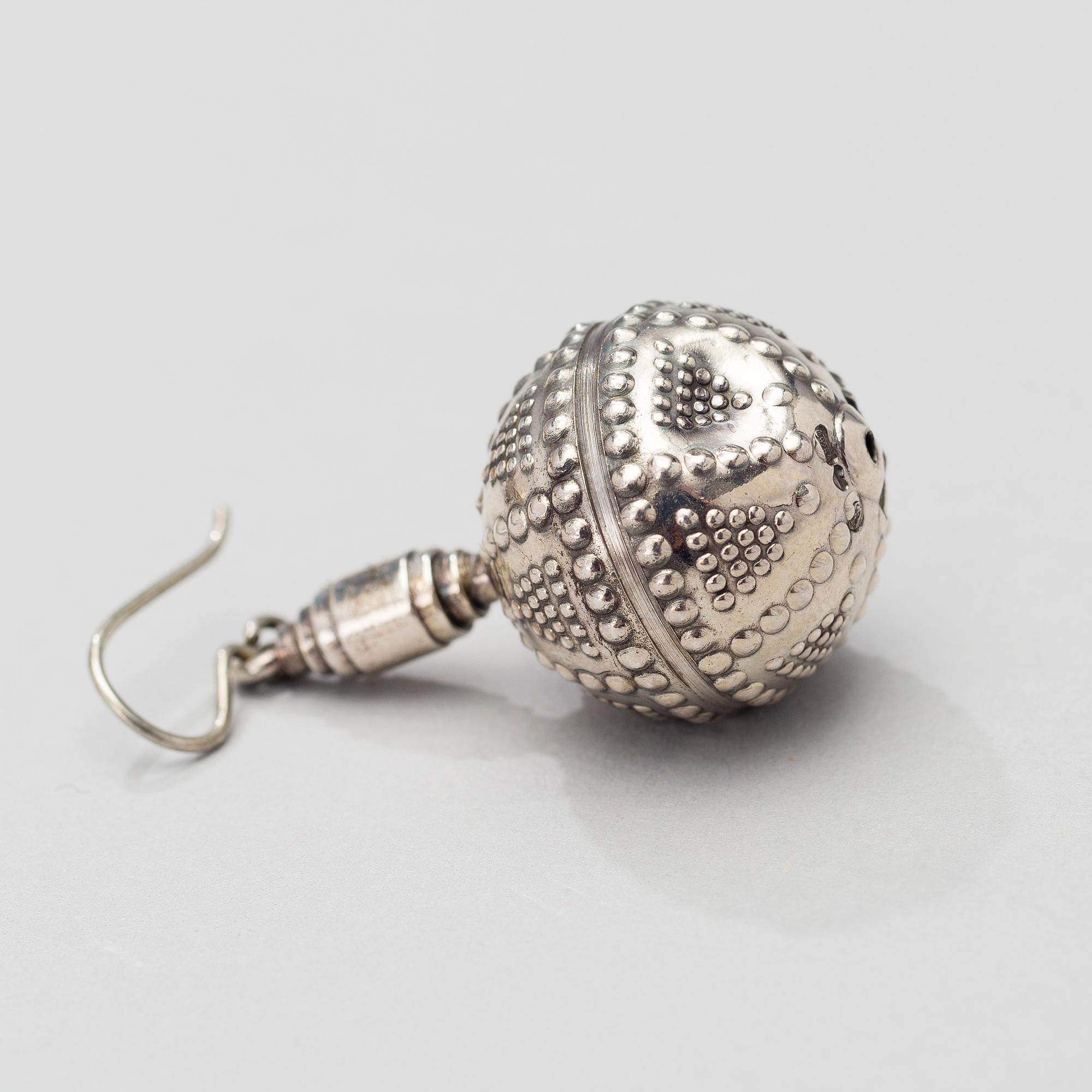 KAULAKORU ja KORVAKORUT, 2 PARI, "Halikon Kääty", hopeaa, Kalevala Koru.