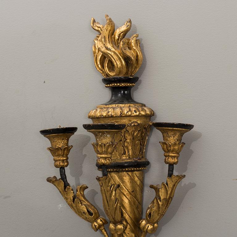 VÄGGLAMPETTER, ett par, för tre ljus, sekelskiftet 1800.