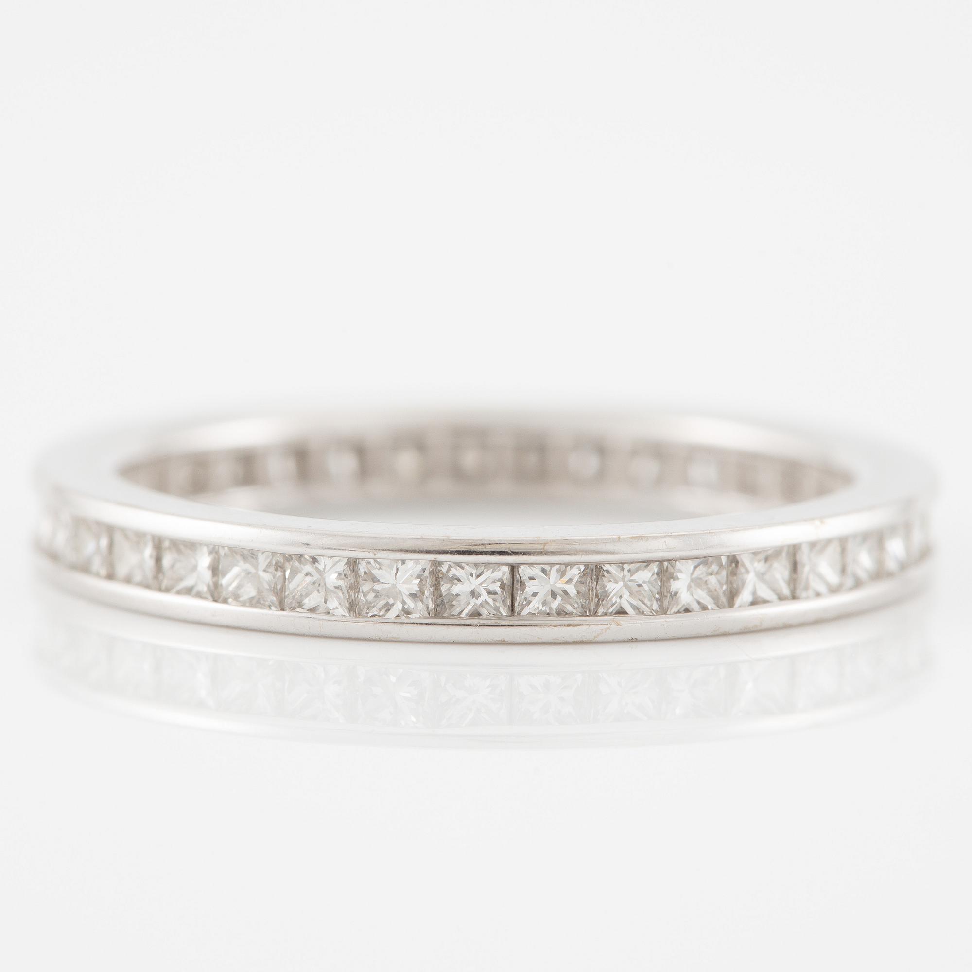 Ring, full eternity band, 18K white gold set with princess-cut diamonds.