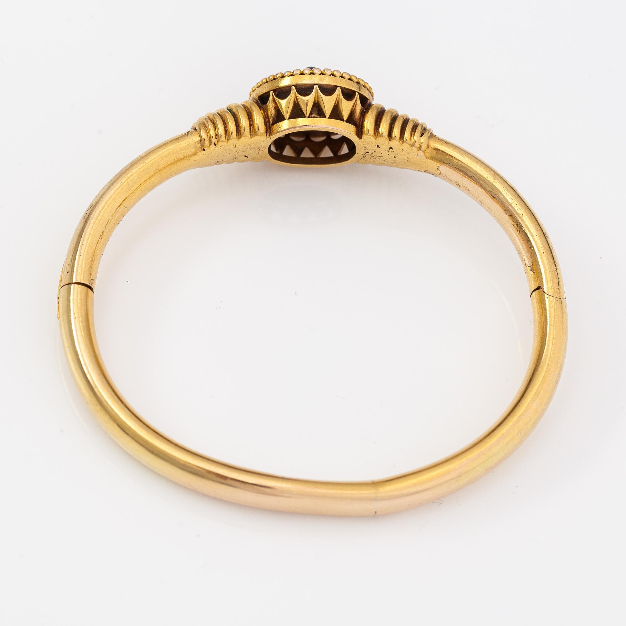 A Tillander, Armband, 14K guld, granat och pärlor. S:t Petersburg, tidigt 1900-tal.