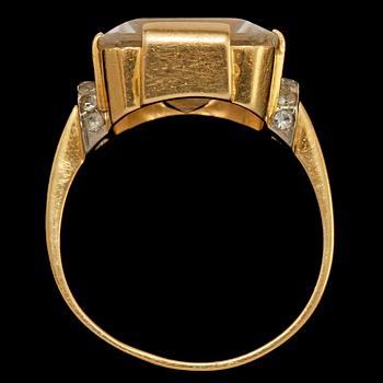 RING, 18k guld och vitguld med fasettslipad bergskristall, Stigbert, Stockholm, 1947. Vikt 6 g.