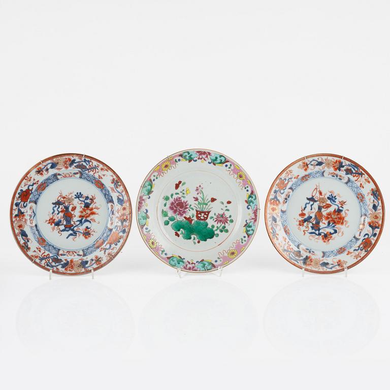A set of 15 famille rose dinner plates, Qing dynasty, Qianlong and one Canton 19th Century.