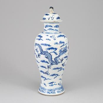 A blue and white porcelain vase with cover, Qing dynasty, late 19th century.