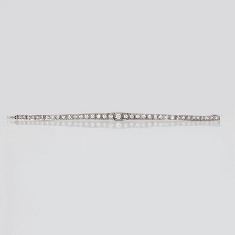 A brilliant-cut diamond bracelet. Total carat weight of diamonds circa 3.75 cts.