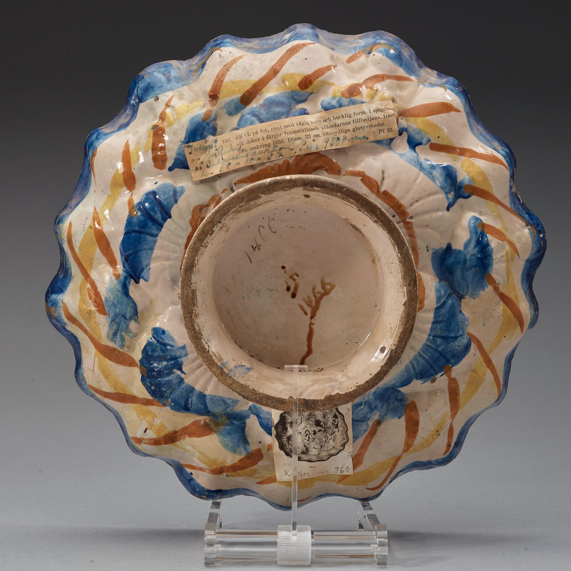 An Italian 17th Century majolica tazza.