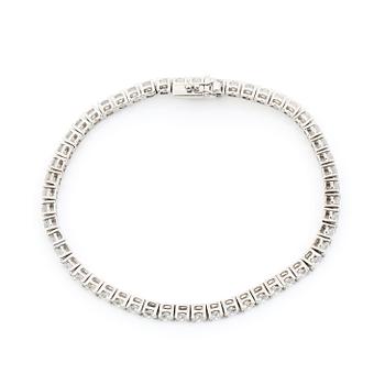 ARMBAND, 18K vitguld med 52 briljantslipade diamanter, tot ca 7,46 ct. Vikt ca 15,2 g.