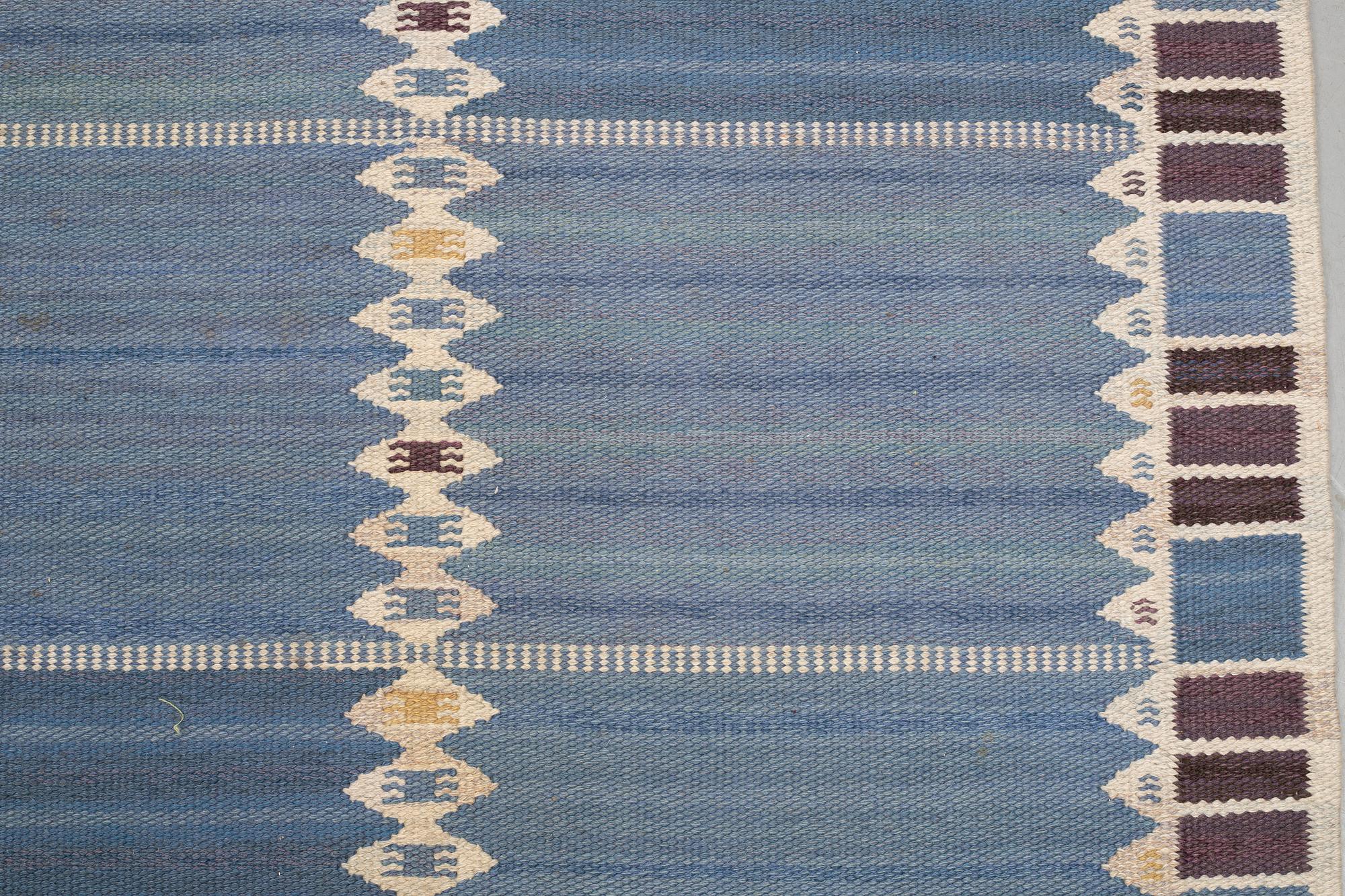 Barbro Nilsson, Matta, "Salerno blå med enkel bård", rölakan, ca 332 x 212 cm, signerad AB MMF BN.