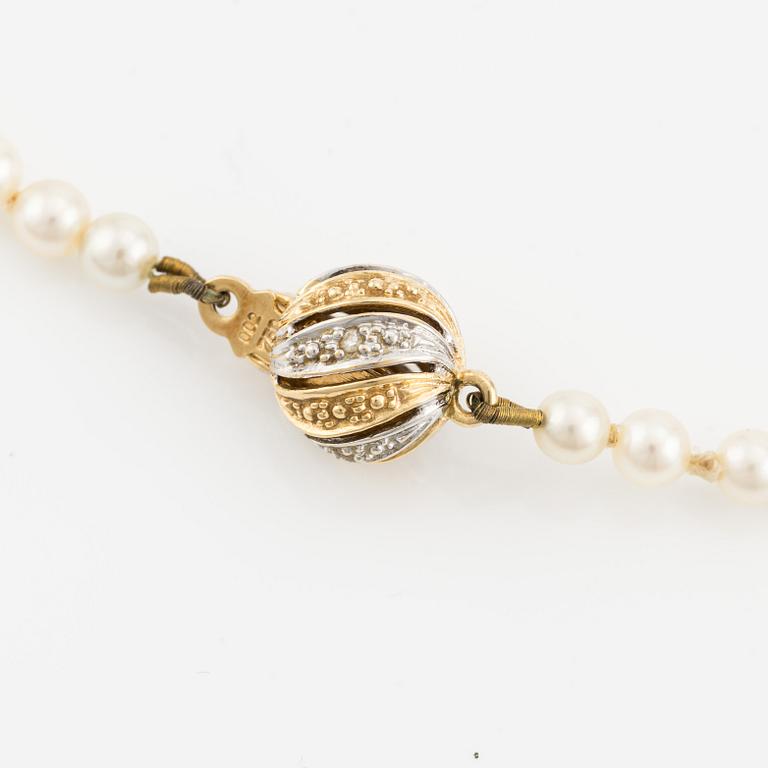 Necklace, clasp in 18K gold with small diamonds, cultured white and coloured pearls.