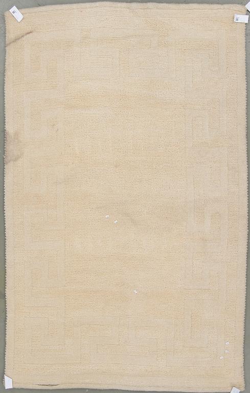 MATTA, maskingjord, möjligen Kasthall. Ca 245x152 cm.
