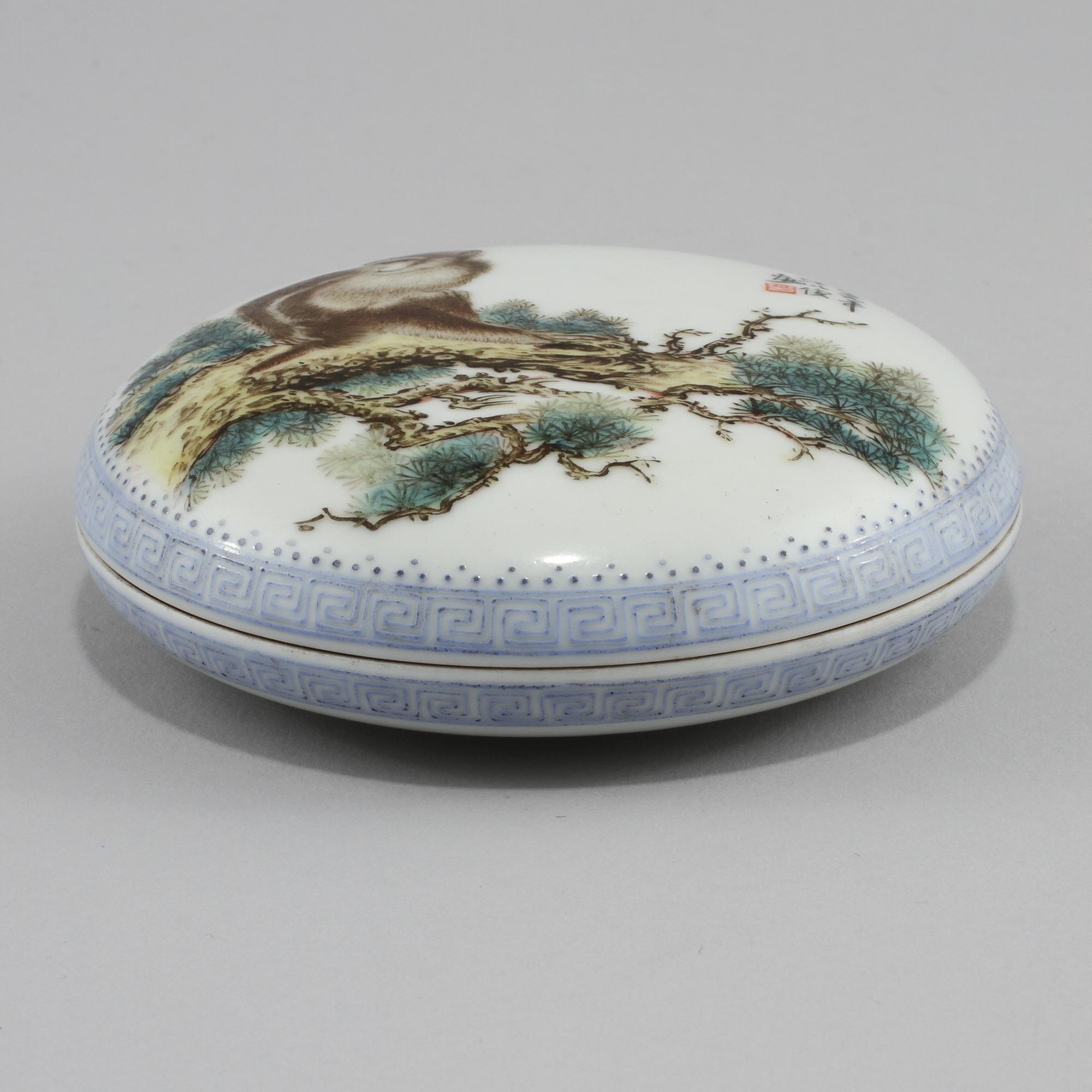 STÄMPELASK, porslin, möjligen republik, 1900-tal.