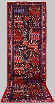 Gallerimatta, figural Hamadan, ca 415 x 128 cm.