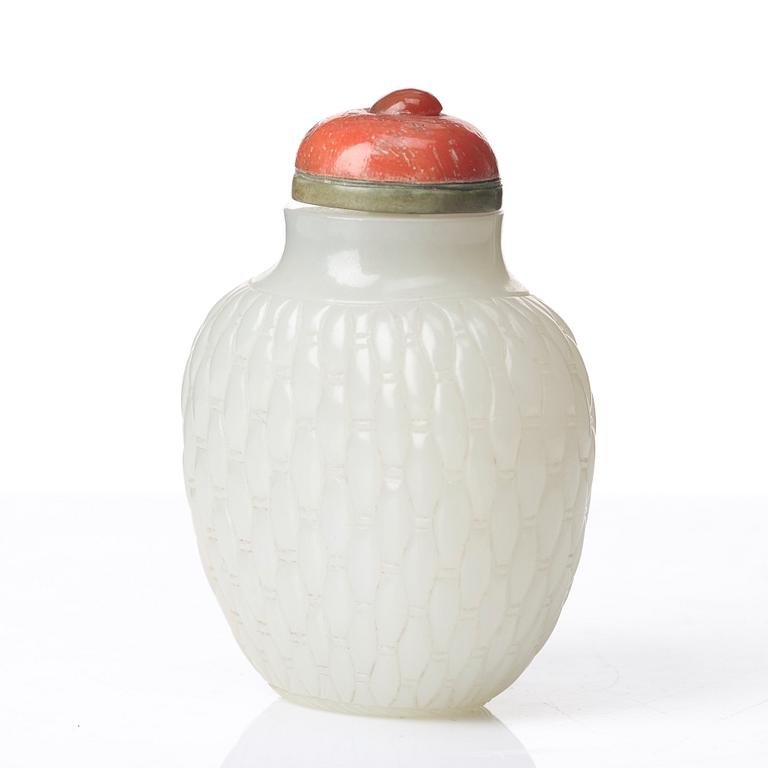 A neprite snuff bottle with stopper, Qing dynasty, 19th Century.