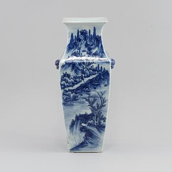 A blue and white vase, Qing dynasty 19th century.