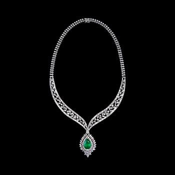 COLLIER, 460 navette, baguette, briljant och droppslipade diamanter ca 18.00 ct. Droppslipad smaragd ca 7.50 ct.