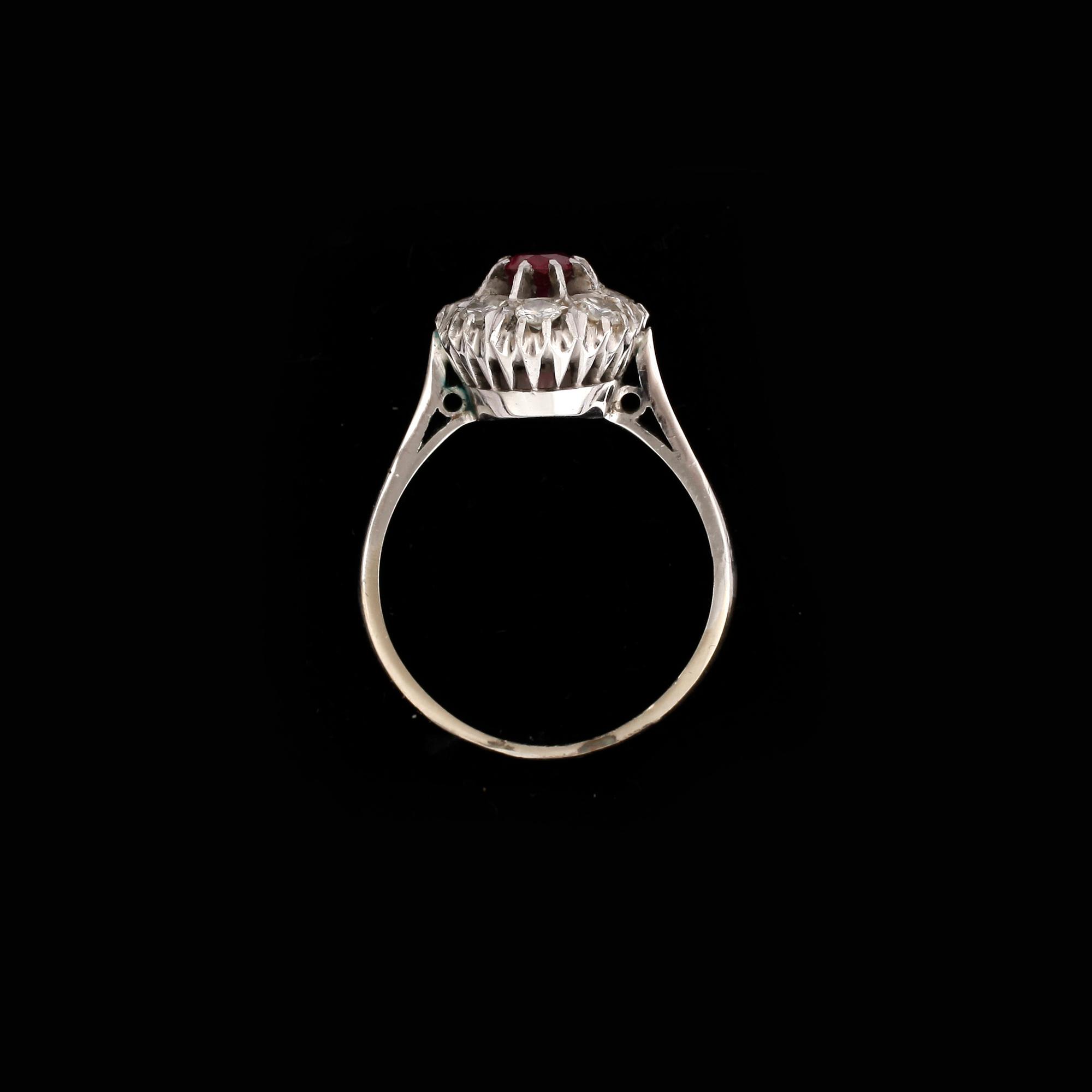 RING, 18K vitguld med rubin samt briljantslipade diamanter totalt ca 0,4ct. Vikt ca 4,2g.
