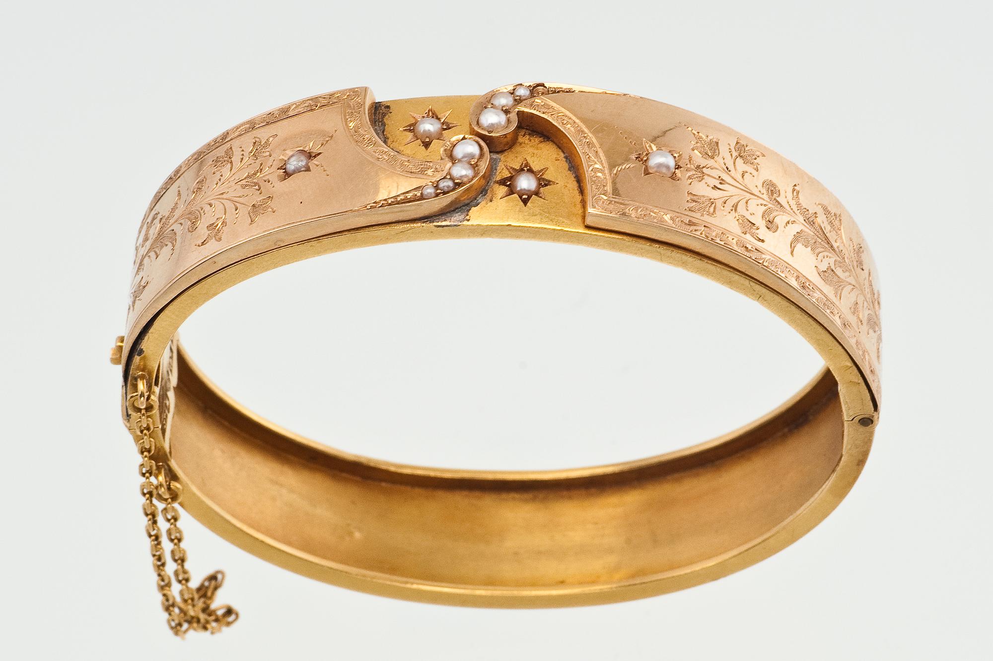 ARMRING MED PÄRLOR.