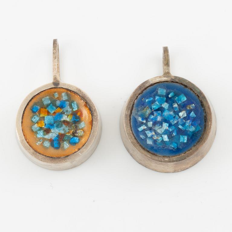 Lars Arby, ett armband och sex hängen samt en halsring, silver, med emalj.