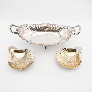 CG Hallberg shell-shaped dishes, a pair of silver, Stockholm 1915, accompanied by a bowl of nickel silver.