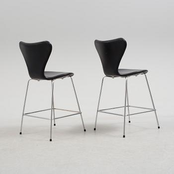 ARNE JACOBSEN, barstolar, ett par, "Sjuan 3187", för Fritz Hansen, 2000-tal.