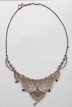 COLLIER, antikslipade diamanter ca 8.50 ct H-I /vs-I1. 56 guld. St. Petersburg 1908 -17. Längd ca 50 cm, vikt 46 g.