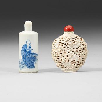 58. Two porcelain snuff bottles, Qing dynasty (1644-1912).