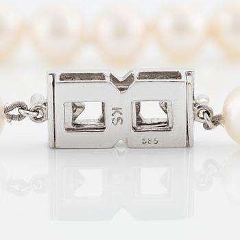 Pearl necklace, longer model, cultured pearls, clasp in 14K white gold with baguette and brilliant-cut diamonds.