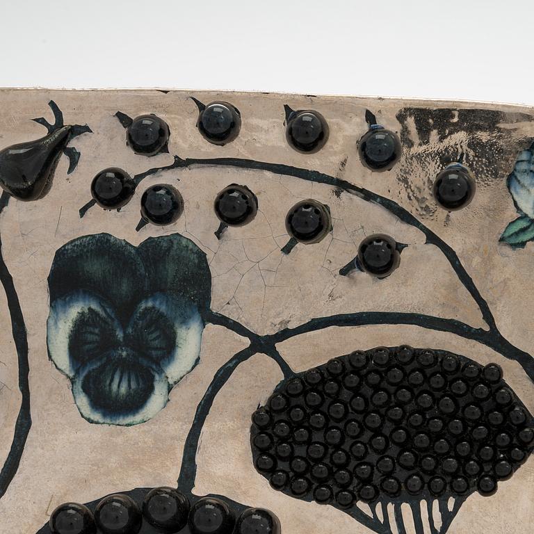 Birger Kaipiainen, a stoneware decorative dish signed Kaipiainen Arabia.