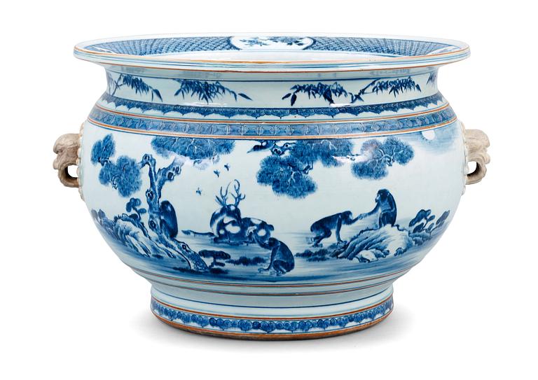 A large blue and white basin, Qing dynasty.