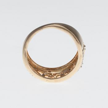 RING, 14K guld, små diamanter, tot. ca 0,10 ct. Vikt 3,1 g.