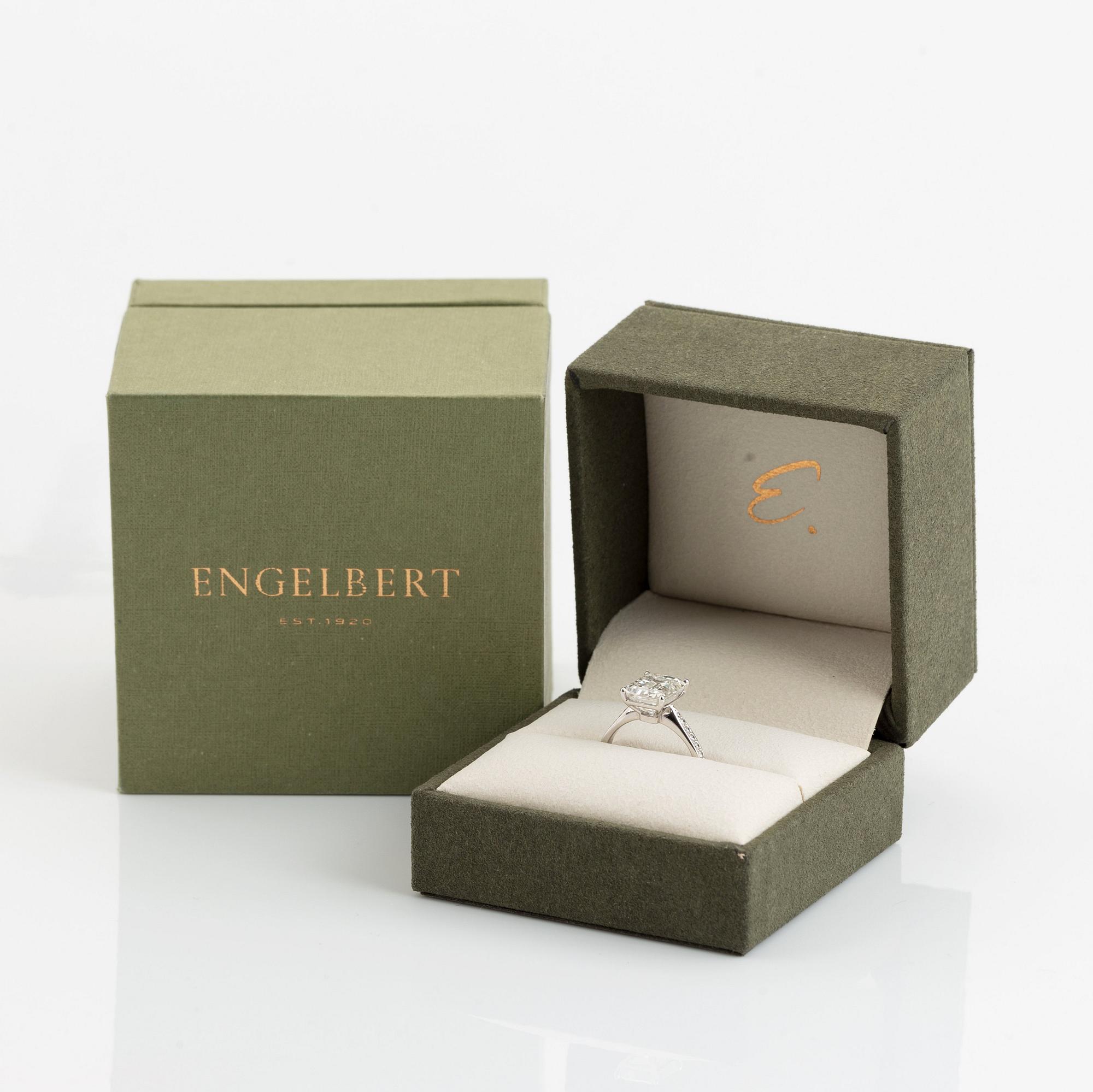 An Engelbert ring in 18K white gold set with an emerald-cut diamond 3.53 ct G vvs 2.
