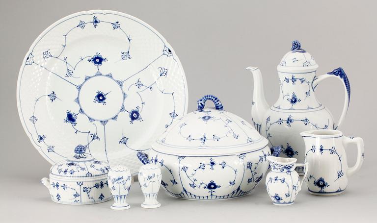 MAT- SAMT KAFFESERVIS, 93 delar, porslin, "Musselmalet", Bing & Gröndahl resp Royal Copenhagen.