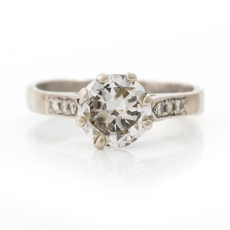 Ring in 18K white gold set with a brilliant-cut diamond.