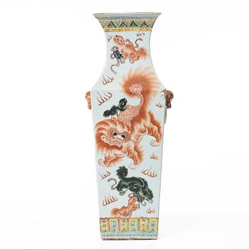 A large Chinese famille rose porcelain vase, late Qing dynasty / early 1900s.