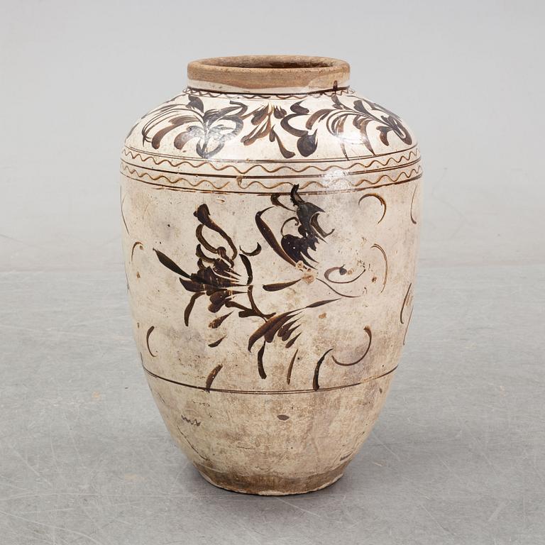 A large jar, Ming dynasty (1368-1644).