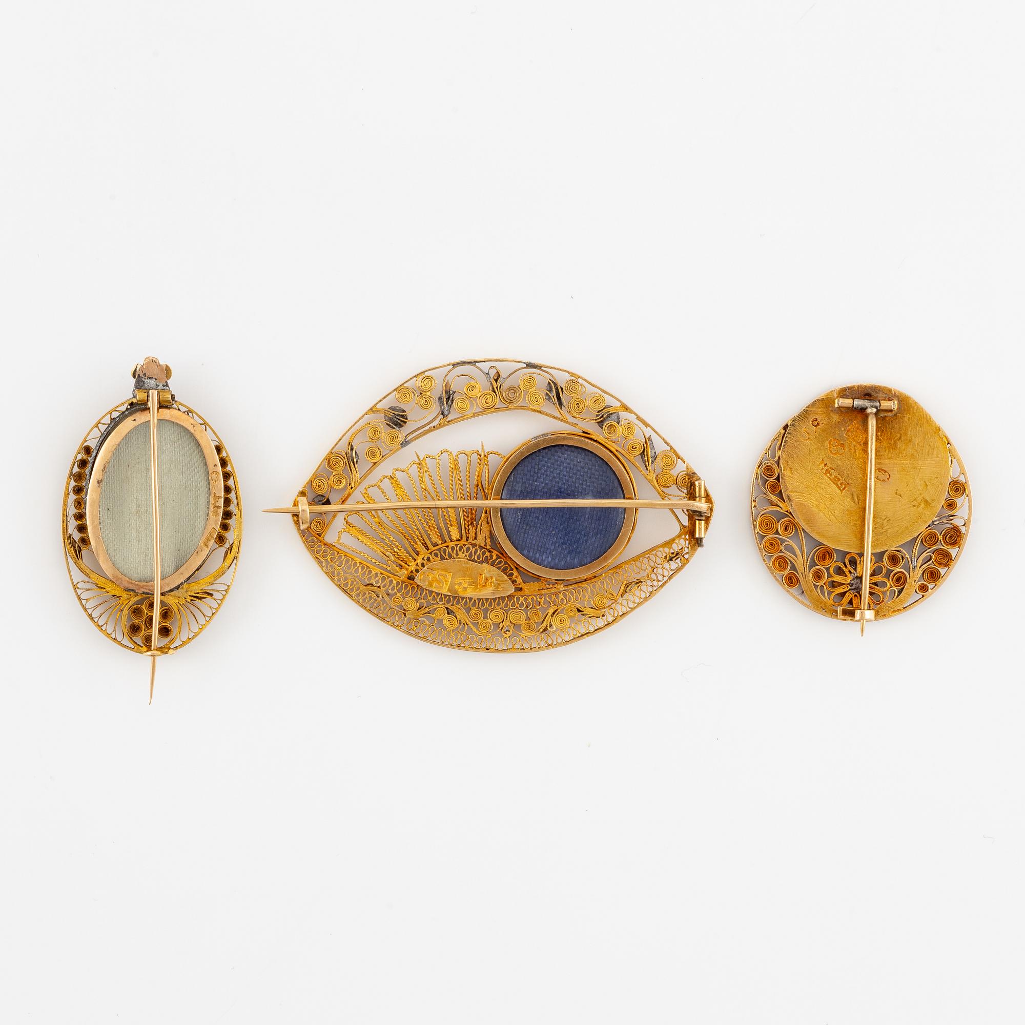 Three brooches 18K gold, 19th century.
