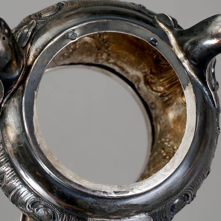 BORDSSURTOUT, silver och glas, troligen Österrike-Ungern,  1800-tals slut. Vikt ca 244,6 g.