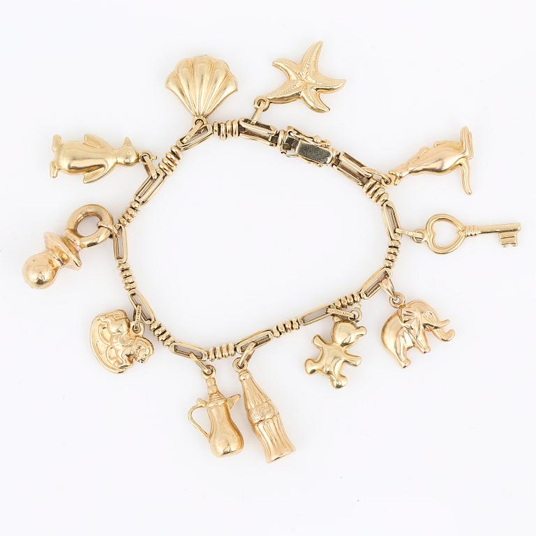 ARMBAND, 14K guld med 11 berlocker, Italien, olika guldhalter, 1900-talets sista kvartal. Vikt ca 26,45 g.