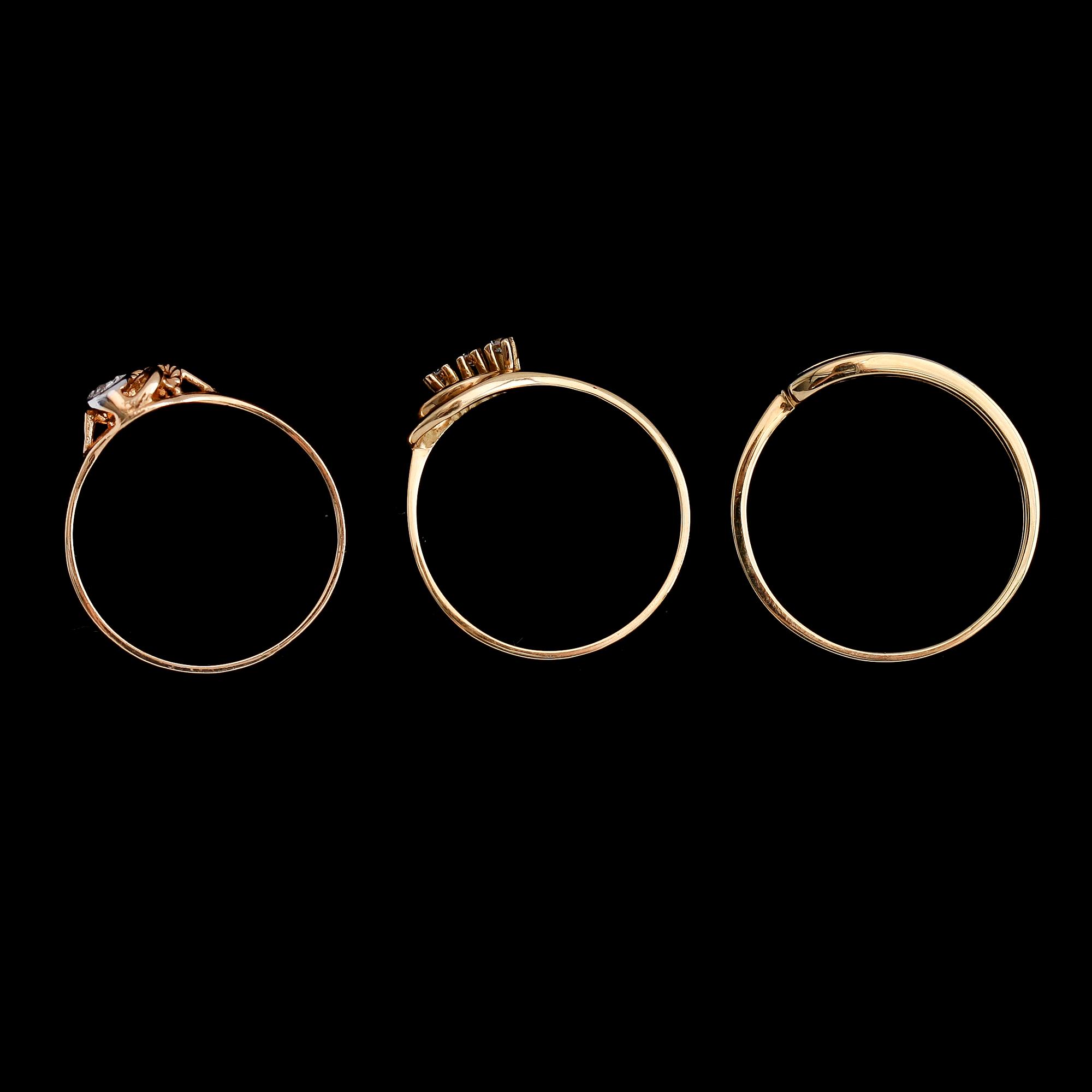 RINGAR, 3 st, 18 k guld med briljantslipade diamanter, 1900-talets andra hälft. Vikt ca 4 gram.