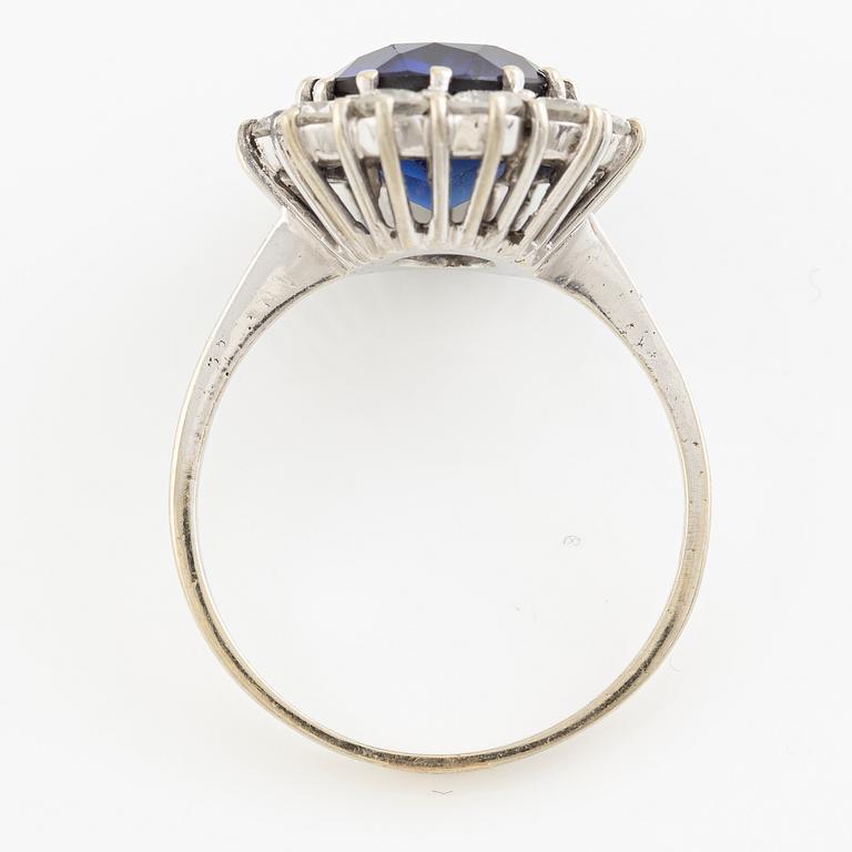 Ring, carmosé, 18K white gold with synthetic sapphire and brilliant-cut diamonds.