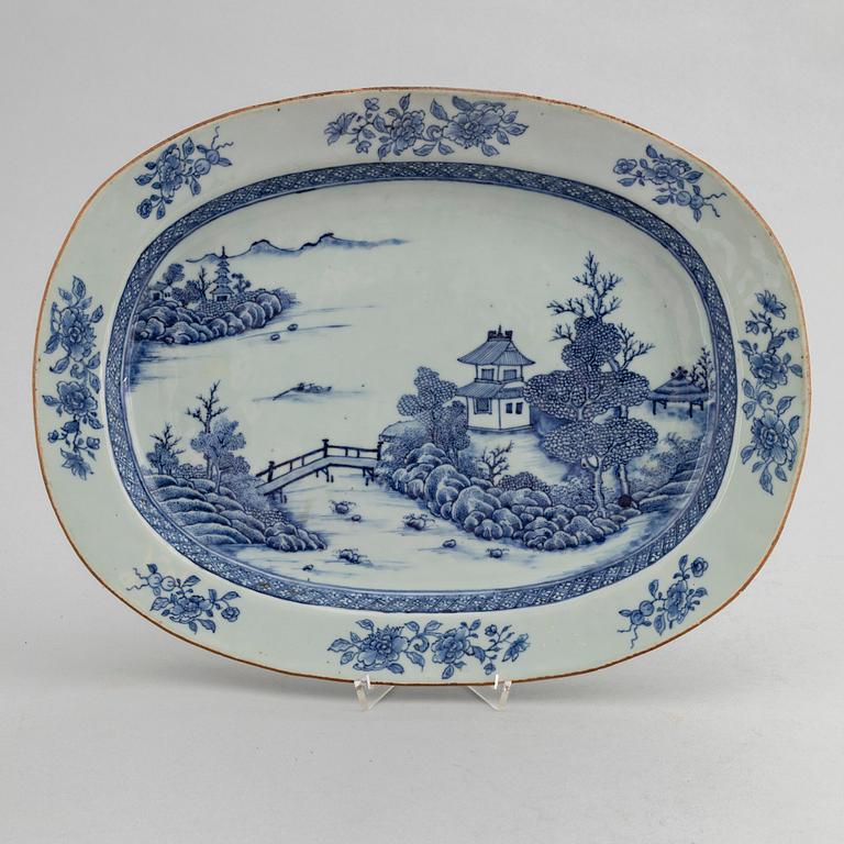 A blue and white serving dish, Qing dynasty, Qianlong (1736-95).