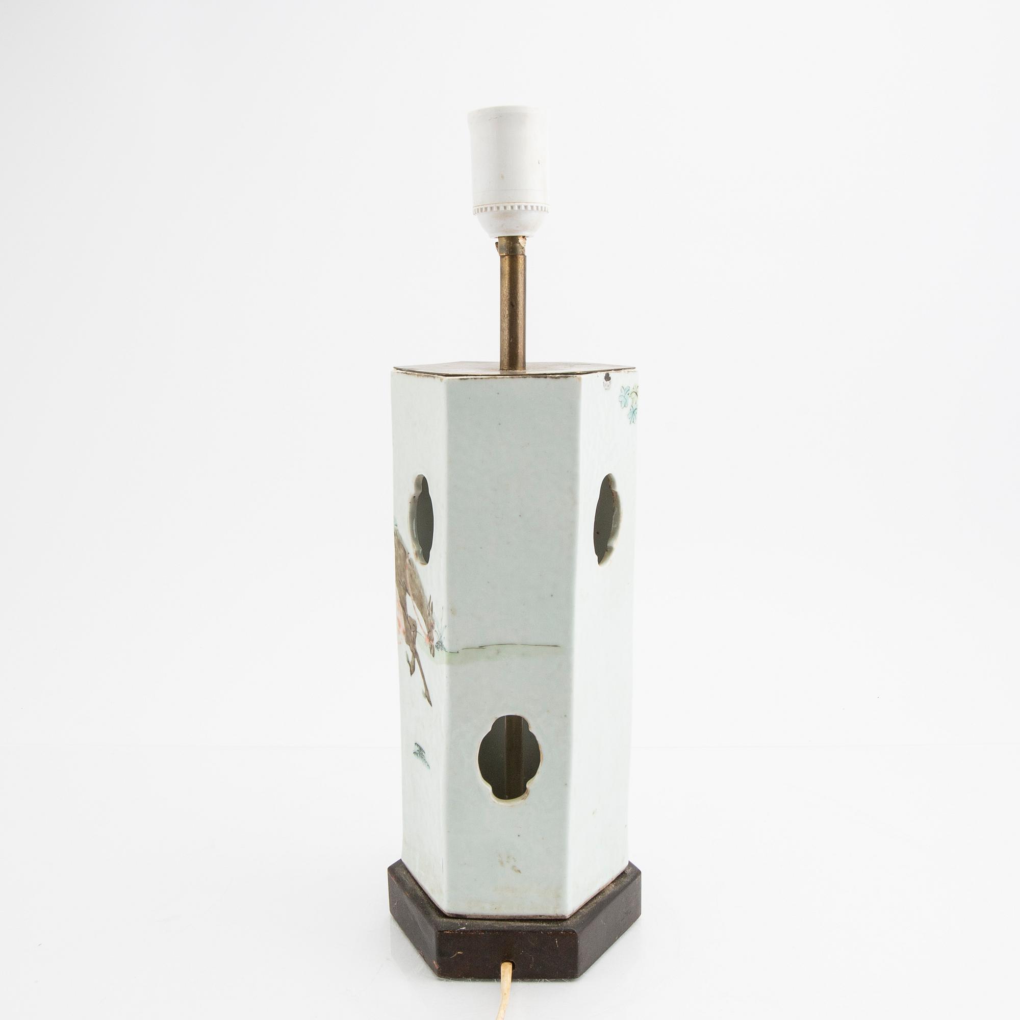 A Chinese porcelain table lamp around 1900.