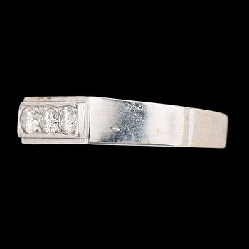 RING, 18K vitguld och briljantslipade diamanter, svenska stämplar, 1970. Total vikt ca 5 g.