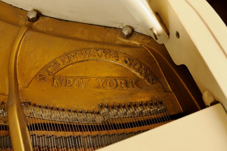 FLYGEL, Steinway.