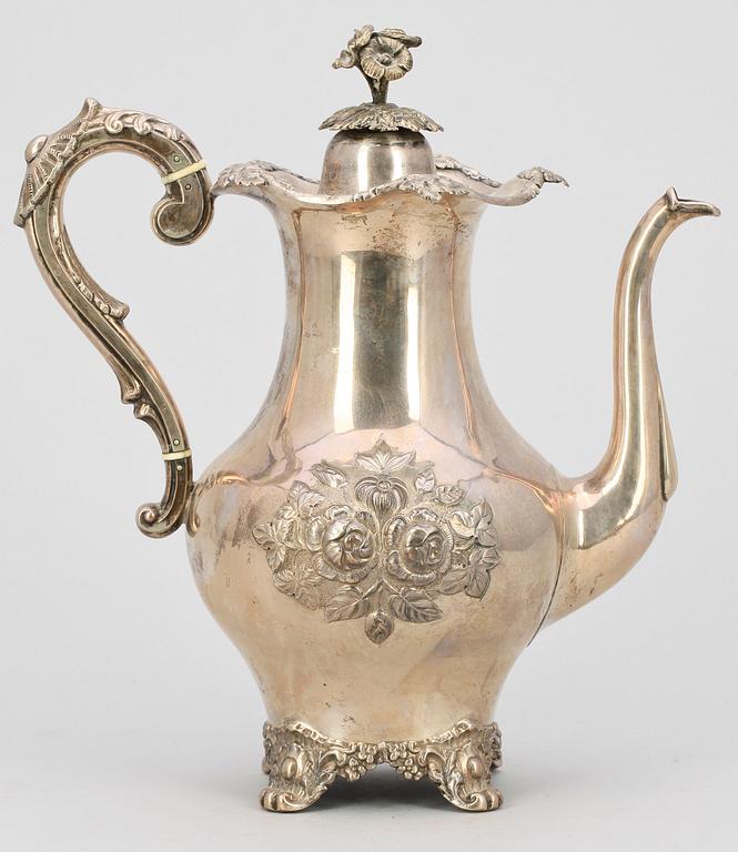 KAFFEKANNA, silver, nyrokoko, Christopher Creutz, Stockholm, 1861. Vikt ca 812 g.