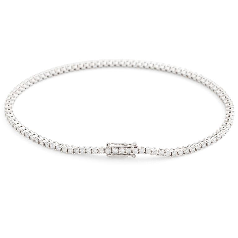 Tennisarmband 18K vitguld med briljantslipade diamanter.