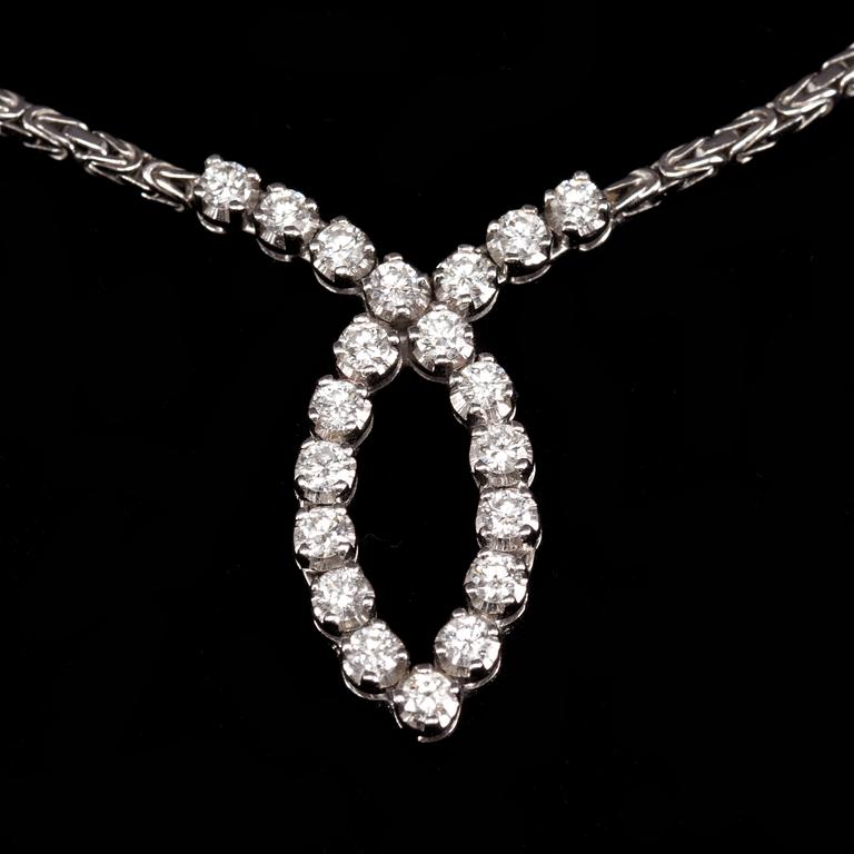 COLLIER, 18k vitguld med små diamanter tot ca 1 ct. Vikt 12 g.