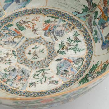 A large Chinese bowl, 19th century.