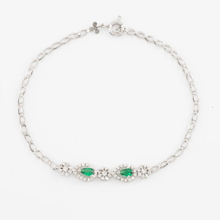 Armband 18K guld med gröna stenar.