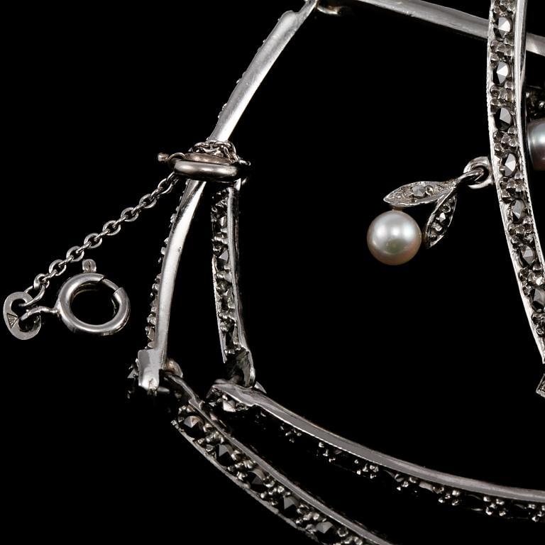 COLLIER, silver med markasiter och 5 små odlade pärlor, 1900-talets sista kvartal. Vikt 28 g.